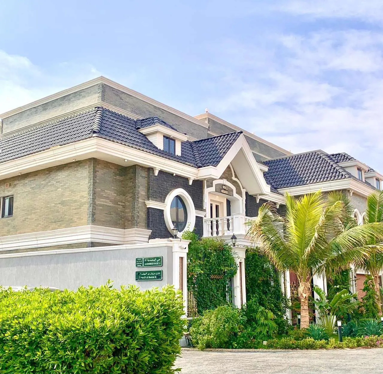 فيلا سكنية — كرانيش وإطارات GRC بيضاء