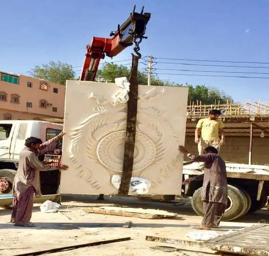 رفع لوح GRC منحوت بالرافعة